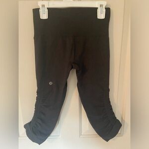 Lululemon dark gray capri leggings